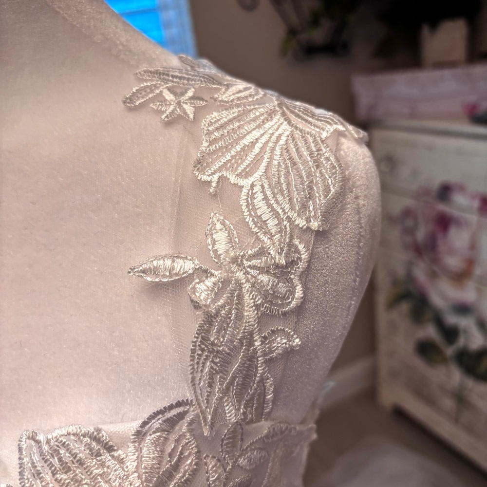 NEW White Wedding Dress, Wedding Dress with Train, Dress with Appliqués, Size LG - Picture 5 of 15